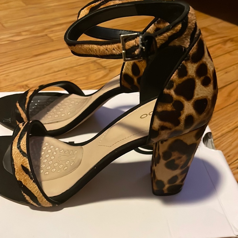 Leopard print 9 Aldo 3.5 in sandals never worn.
